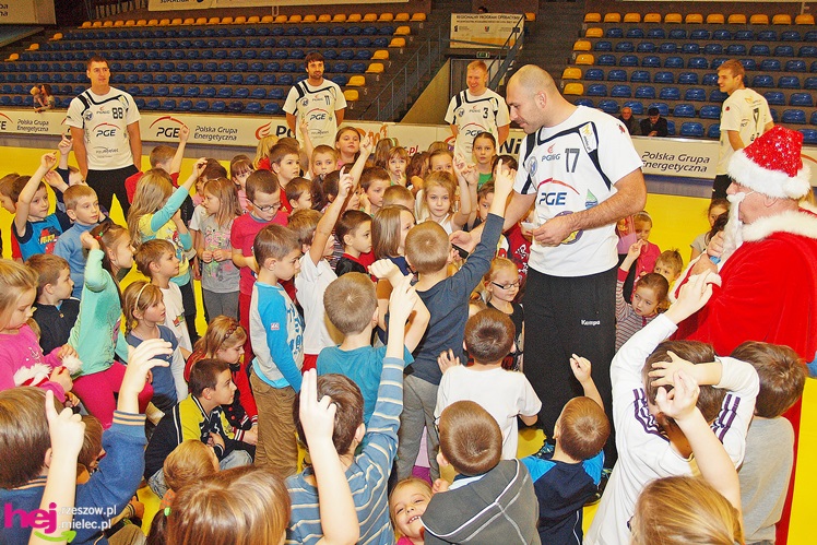 Piłkarze ręczni PGE Stali poprowadzili lekcję WF-u dla uczniów miejskich podstawówek