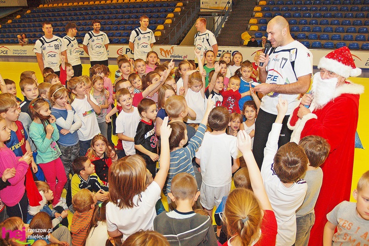 Piłkarze ręczni PGE Stali poprowadzili lekcję WF-u dla uczniów miejskich podstawówek