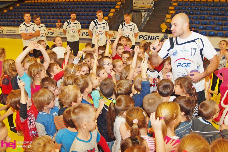 Piłkarze ręczni PGE Stali poprowadzili lekcję WF-u dla uczniów miejskich podstawówek