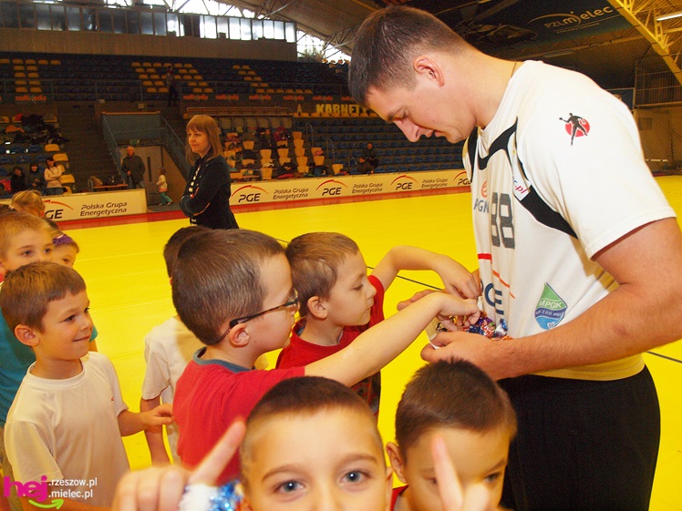 Piłkarze ręczni PGE Stali poprowadzili lekcję WF-u dla uczniów miejskich podstawówek