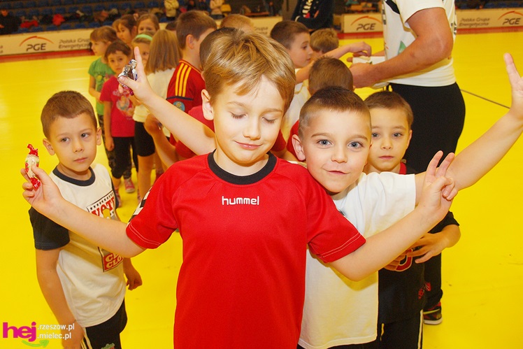 Piłkarze ręczni PGE Stali poprowadzili lekcję WF-u dla uczniów miejskich podstawówek