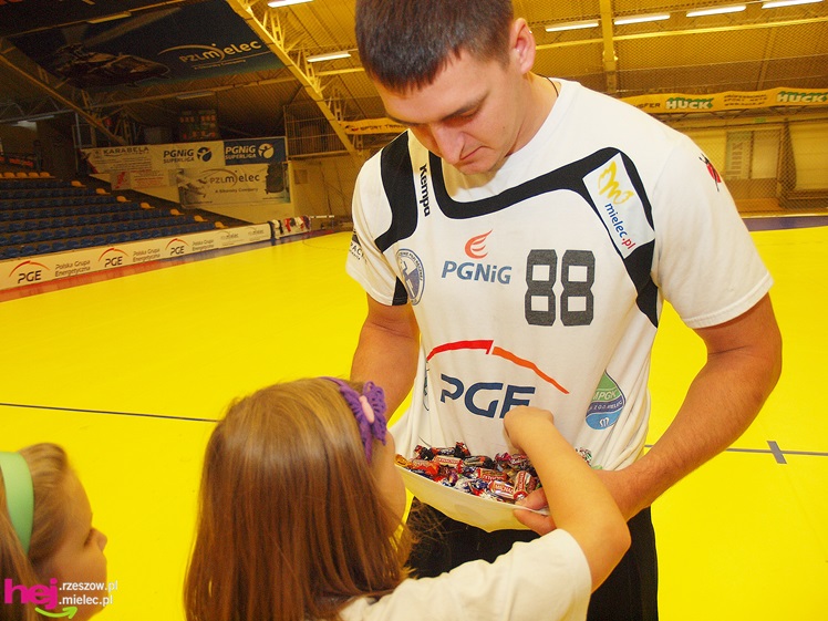 Piłkarze ręczni PGE Stali poprowadzili lekcję WF-u dla uczniów miejskich podstawówek
