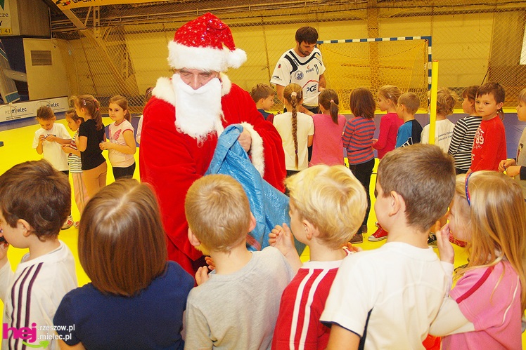 Piłkarze ręczni PGE Stali poprowadzili lekcję WF-u dla uczniów miejskich podstawówek
