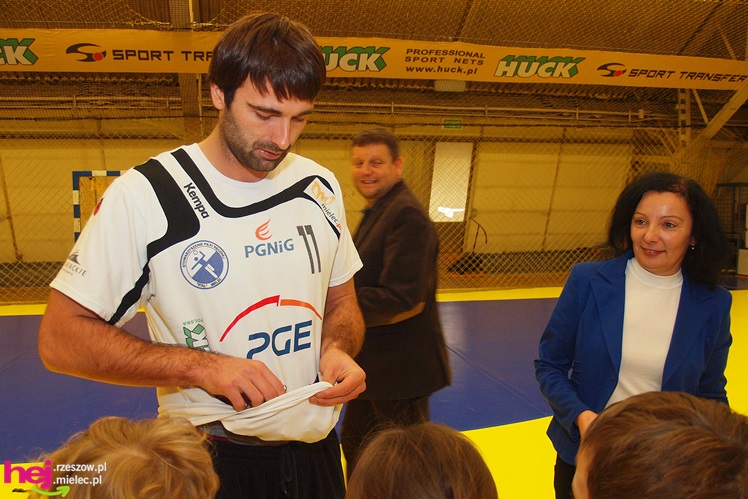 Piłkarze ręczni PGE Stali poprowadzili lekcję WF-u dla uczniów miejskich podstawówek