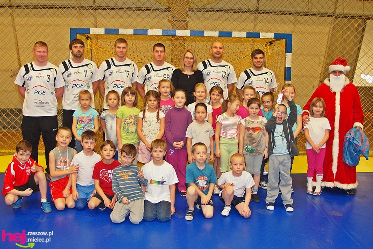 Piłkarze ręczni PGE Stali poprowadzili lekcję WF-u dla uczniów miejskich podstawówek