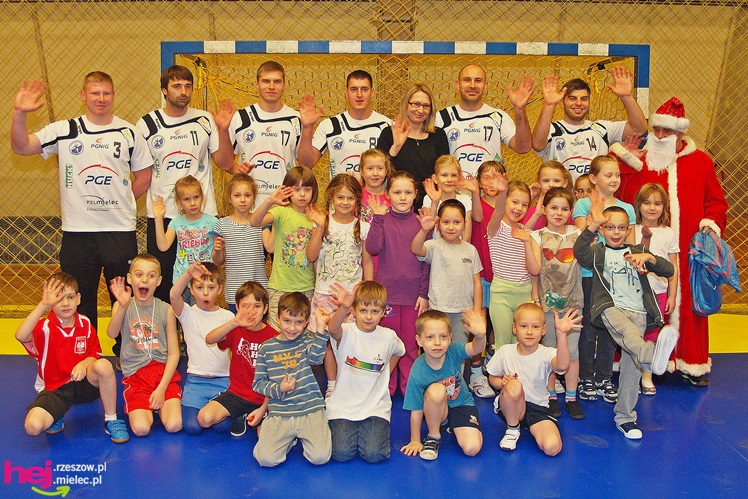 Piłkarze ręczni PGE Stali poprowadzili lekcję WF-u dla uczniów miejskich podstawówek