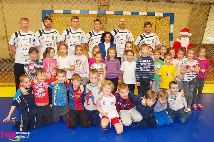 Piłkarze ręczni PGE Stali poprowadzili lekcję WF-u dla uczniów miejskich podstawówek