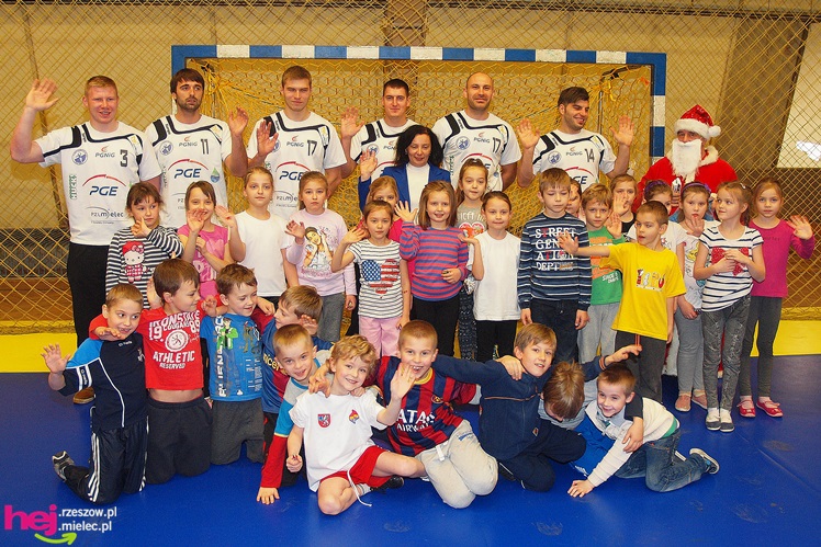 Piłkarze ręczni PGE Stali poprowadzili lekcję WF-u dla uczniów miejskich podstawówek