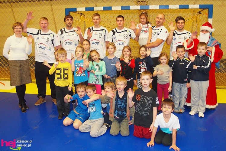 Piłkarze ręczni PGE Stali poprowadzili lekcję WF-u dla uczniów miejskich podstawówek