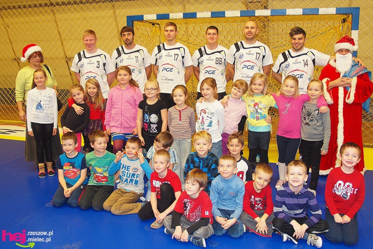 Piłkarze ręczni PGE Stali poprowadzili lekcję WF-u dla uczniów miejskich podstawówek