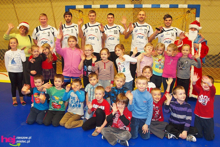 Piłkarze ręczni PGE Stali poprowadzili lekcję WF-u dla uczniów miejskich podstawówek