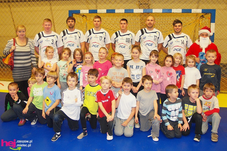 Piłkarze ręczni PGE Stali poprowadzili lekcję WF-u dla uczniów miejskich podstawówek