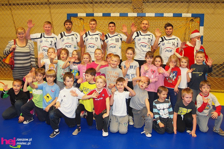 Piłkarze ręczni PGE Stali poprowadzili lekcję WF-u dla uczniów miejskich podstawówek