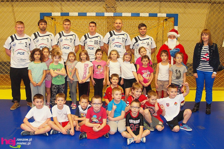 Piłkarze ręczni PGE Stali poprowadzili lekcję WF-u dla uczniów miejskich podstawówek