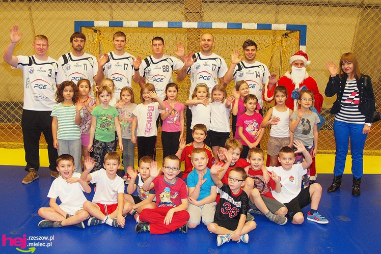 Piłkarze ręczni PGE Stali poprowadzili lekcję WF-u dla uczniów miejskich podstawówek