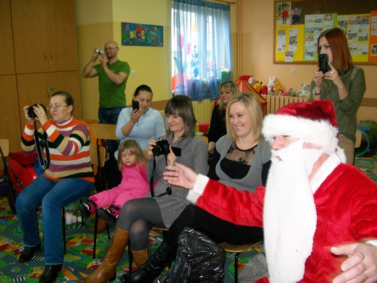 Wzruszone dzieci, wzruszony Mikołaj. Aniołkowo gościło Świętego z Laponii