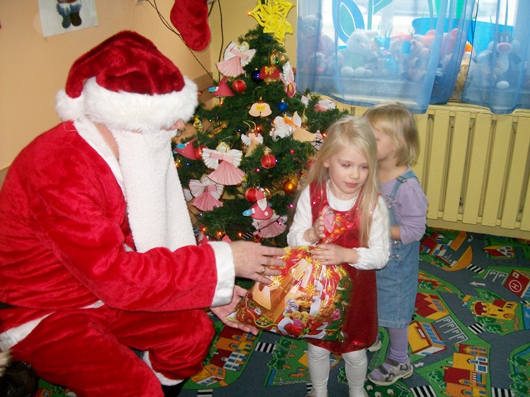 Wzruszone dzieci, wzruszony Mikołaj. Aniołkowo gościło Świętego z Laponii