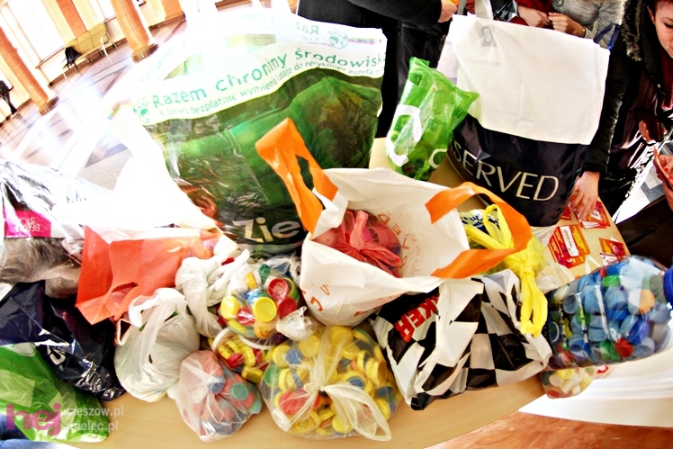 Koncert charytatywny dla Kamila. Mielczanie przynieśli nakrętki