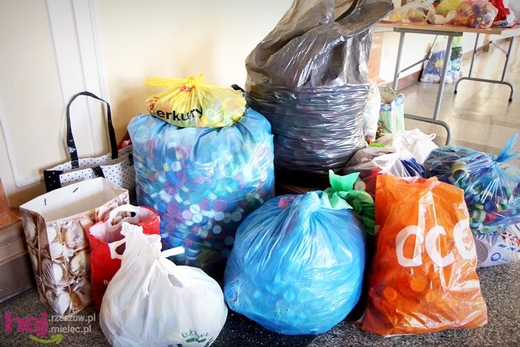 Koncert charytatywny dla Kamila. Mielczanie przynieśli nakrętki