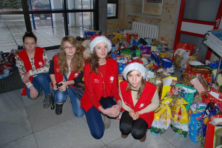 Wolontariusze Szkolnego Koła Caritas pomocnikami Świętego Mikołaja