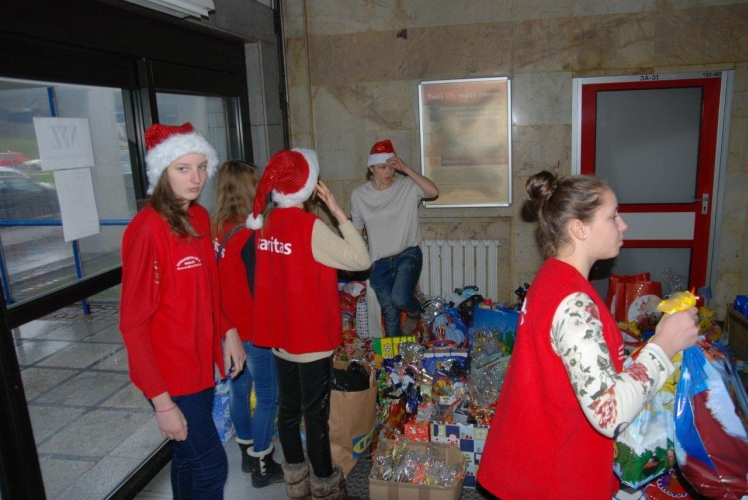 Wolontariusze Szkolnego Koła Caritas pomocnikami Świętego Mikołaja