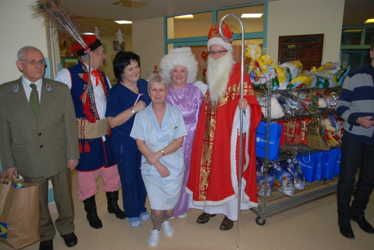 Wolontariusze Szkolnego Koła Caritas pomocnikami Świętego Mikołaja