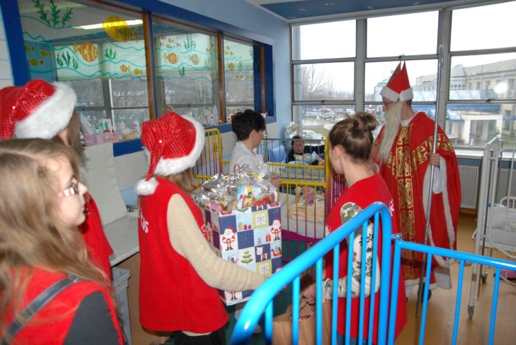 Wolontariusze Szkolnego Koła Caritas pomocnikami Świętego Mikołaja