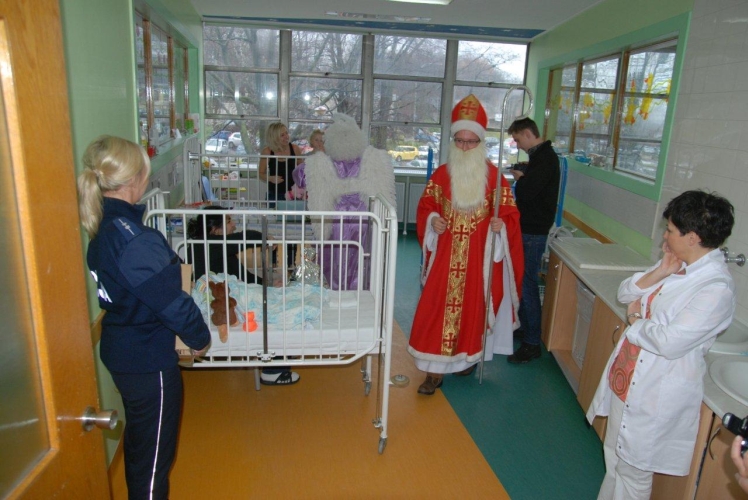 Wolontariusze Szkolnego Koła Caritas pomocnikami Świętego Mikołaja