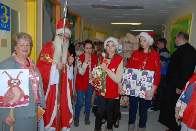 Wolontariusze Szkolnego Koła Caritas pomocnikami Świętego Mikołaja