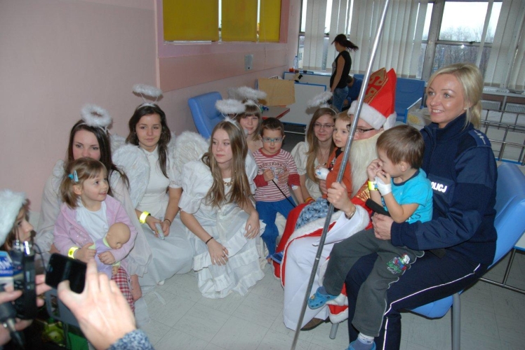 Wolontariusze Szkolnego Koła Caritas pomocnikami Świętego Mikołaja