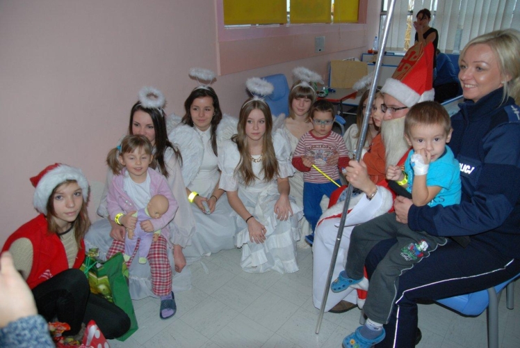 Wolontariusze Szkolnego Koła Caritas pomocnikami Świętego Mikołaja