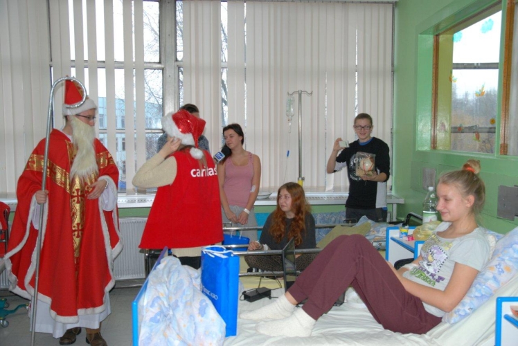 Wolontariusze Szkolnego Koła Caritas pomocnikami Świętego Mikołaja