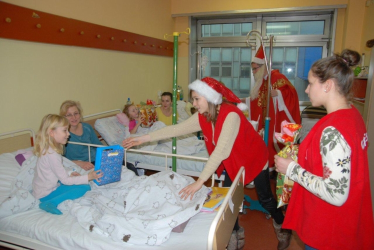 Wolontariusze Szkolnego Koła Caritas pomocnikami Świętego Mikołaja