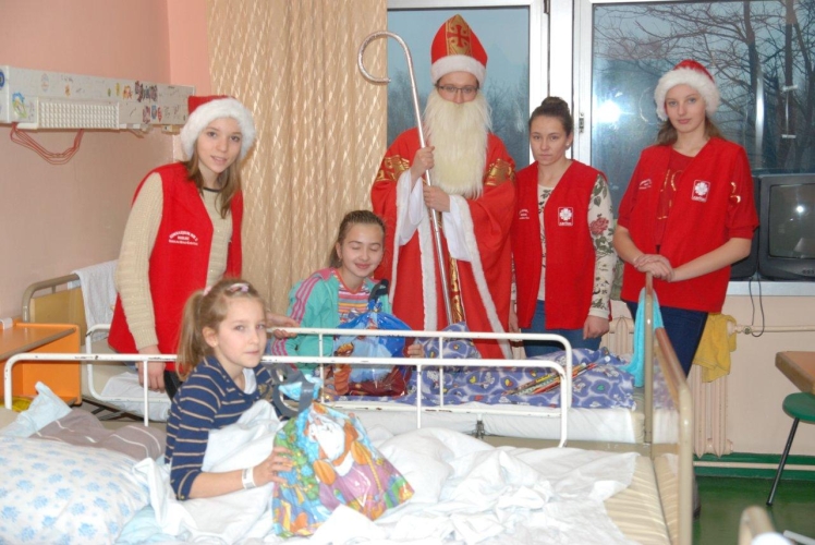 Wolontariusze Szkolnego Koła Caritas pomocnikami Świętego Mikołaja