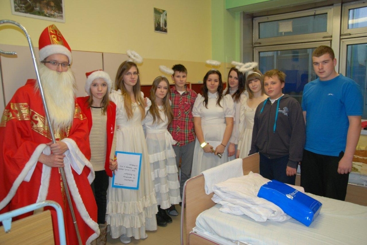 Wolontariusze Szkolnego Koła Caritas pomocnikami Świętego Mikołaja