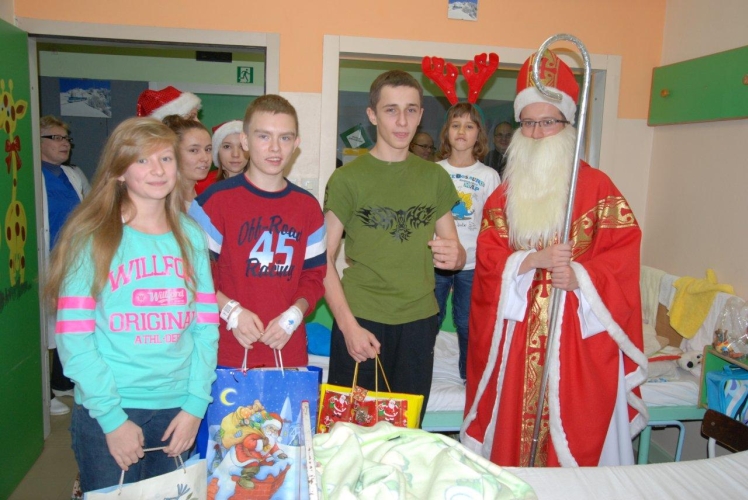 Wolontariusze Szkolnego Koła Caritas pomocnikami Świętego Mikołaja