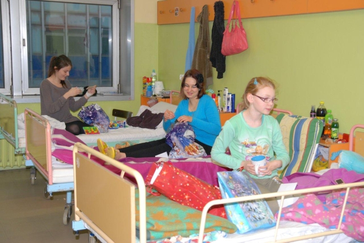 Wolontariusze Szkolnego Koła Caritas pomocnikami Świętego Mikołaja