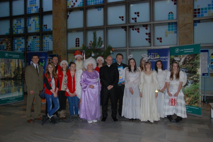Wolontariusze Szkolnego Koła Caritas pomocnikami Świętego Mikołaja