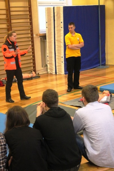 Lekcje pierwszej pomocy z automobilklubem w Gimnazjum numer 1