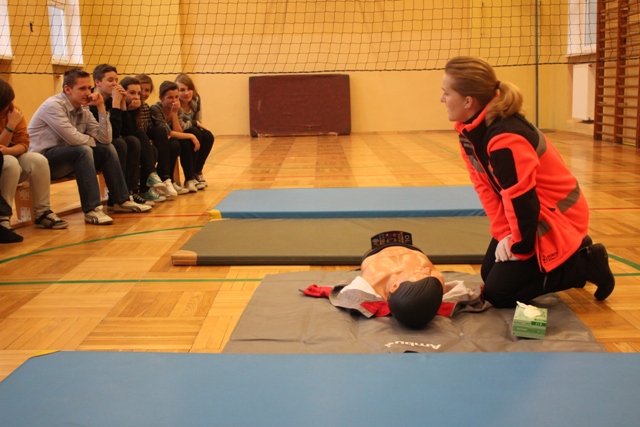 Lekcje pierwszej pomocy z automobilklubem w Gimnazjum numer 1