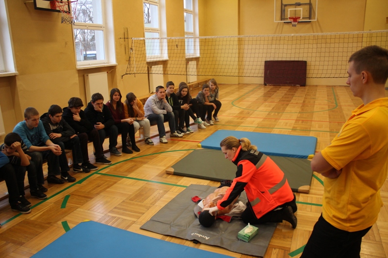 Lekcje pierwszej pomocy z automobilklubem w Gimnazjum numer 1