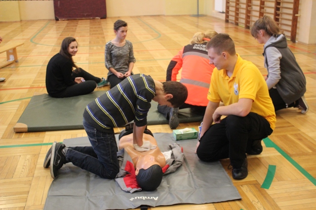 Lekcje pierwszej pomocy z automobilklubem w Gimnazjum numer 1