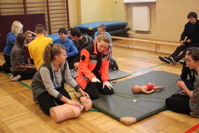 Lekcje pierwszej pomocy z automobilklubem w Gimnazjum numer 1