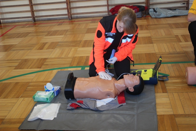 Lekcje pierwszej pomocy z automobilklubem w Gimnazjum numer 1