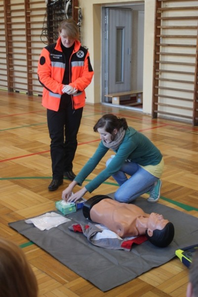 Lekcje pierwszej pomocy z automobilklubem w Gimnazjum numer 1