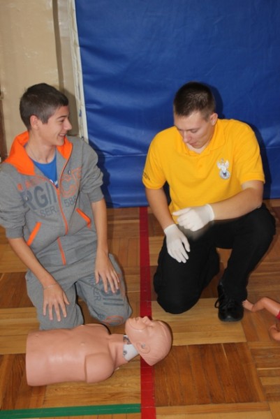Lekcje pierwszej pomocy z automobilklubem w Gimnazjum numer 1