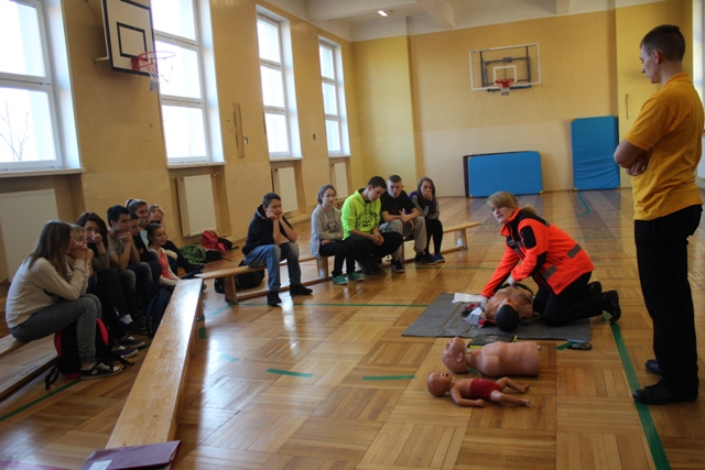 Lekcje pierwszej pomocy z automobilklubem w Gimnazjum numer 1