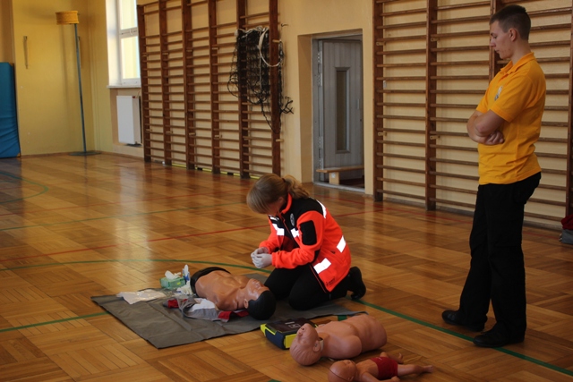 Lekcje pierwszej pomocy z automobilklubem w Gimnazjum numer 1