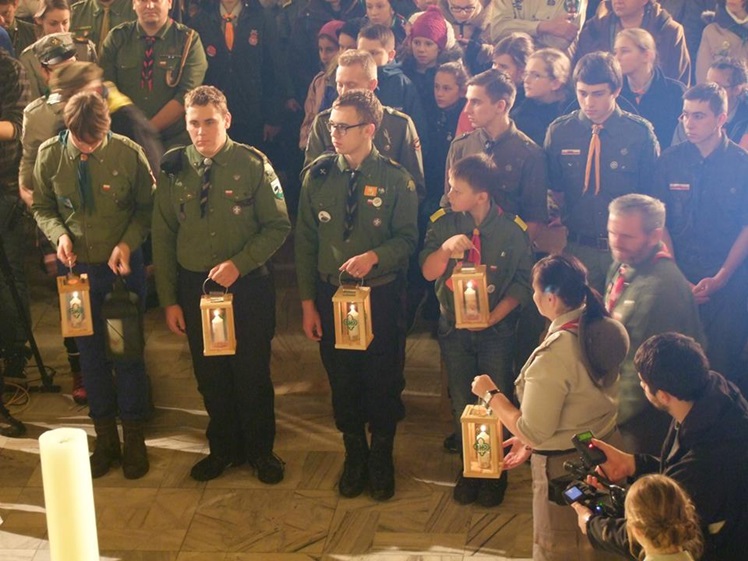 Betlejemskie Światło Pokoju już jest w Mielcu. Przyjechało z Zakopanego