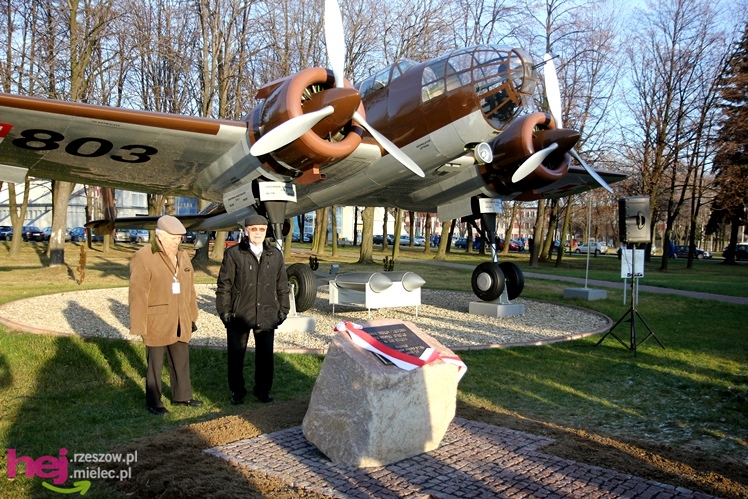 Odsłonięcie obelisku w hołdzie twórcom i zasłużonym dla przemysłu lotniczego w Mielcu